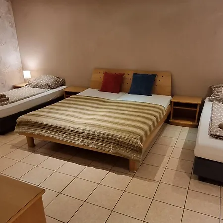 Lägenhet Basecamp 60 Am Waldrand - Fuer Gruppen Familien Monteure - Helles 2-zimmer-souterrain *