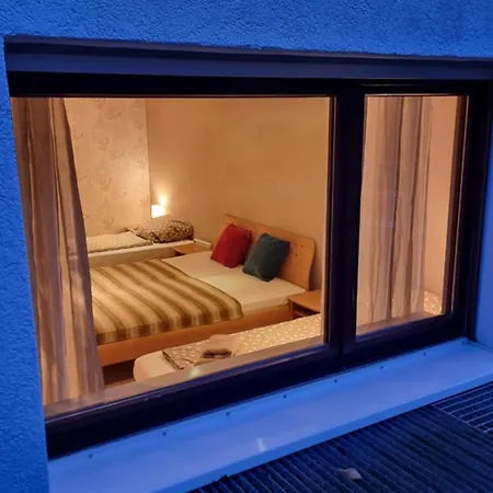 Lägenhet Basecamp 60 Am Waldrand - Fuer Gruppen Familien Monteure - Helles 2-zimmer-souterrain *