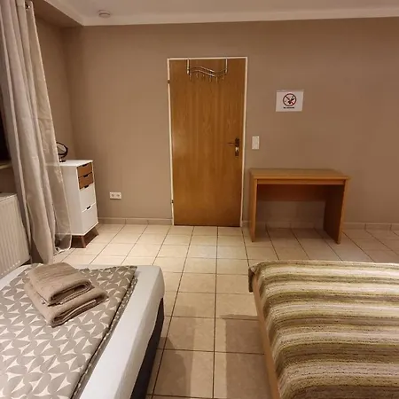Basecamp 60 Am Waldrand - Fuer Gruppen Familien Monteure - Helles 2-zimmer-souterrain Altenstadt