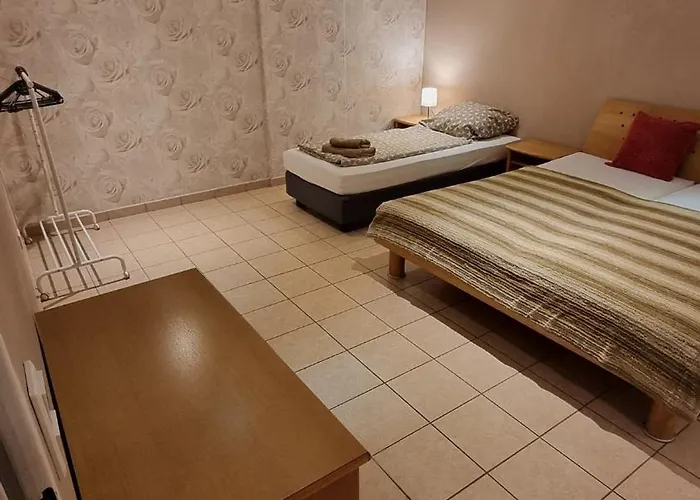 Basecamp 60 Am Waldrand - Fuer Gruppen Familien Monteure - Helles 2-Zimmer-Souterrain - Frankfurt, Hanau, Giessen - Kostenlose Parkplaetze Altenstadt