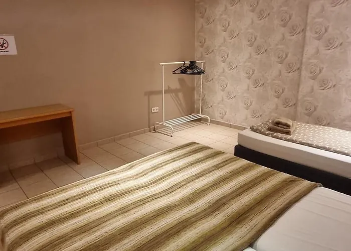 Basecamp 60 Am Waldrand - Fuer Gruppen Familien Monteure - Helles 2-Zimmer-Souterrain - Frankfurt, Hanau, Giessen - Kostenlose Parkplaetze * Altenstadt